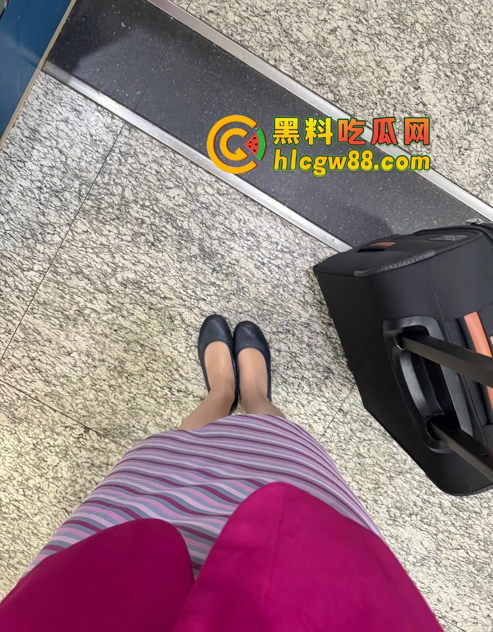 南航空姐『李梅』被大佬调教成空中性奴，飞行前真空服务顾客，航程中厕所抠逼自慰，下机还要穿制服接着干！-4