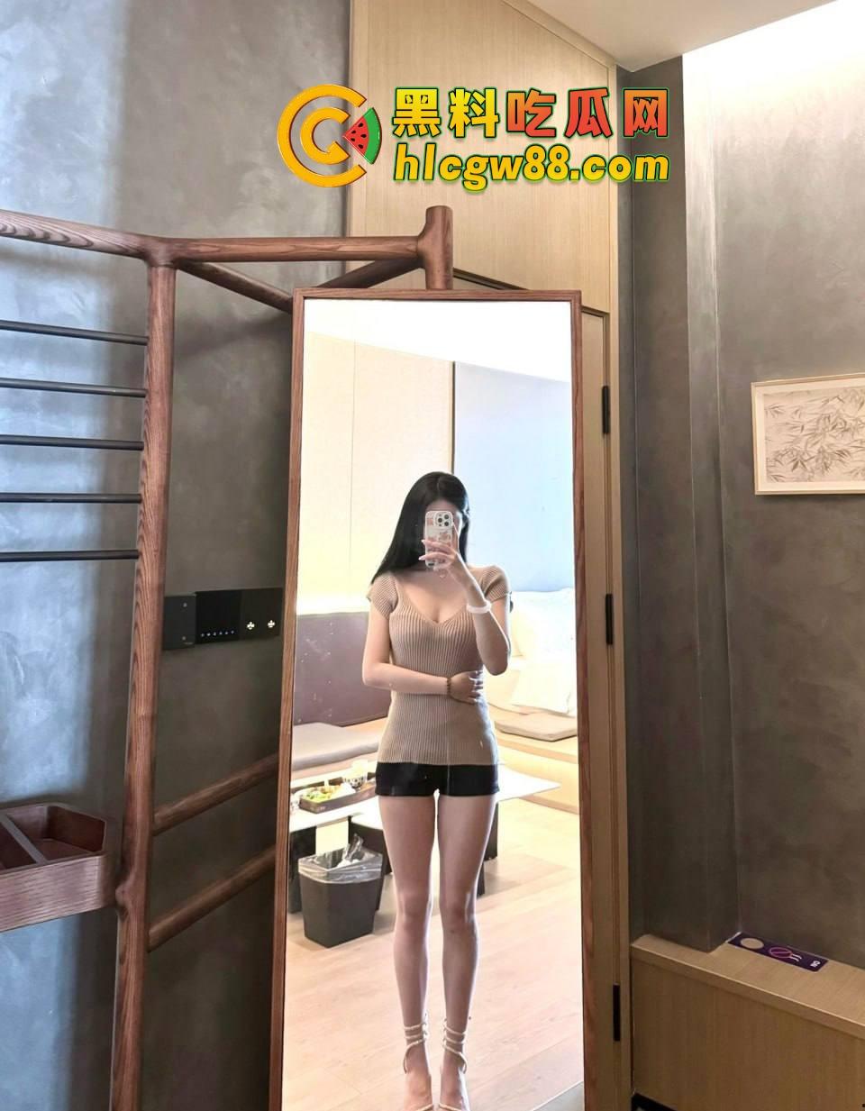 南航空姐『李梅』被大佬调教成空中性奴，飞行前真空服务顾客，航程中厕所抠逼自慰，下机还要穿制服接着干！-6