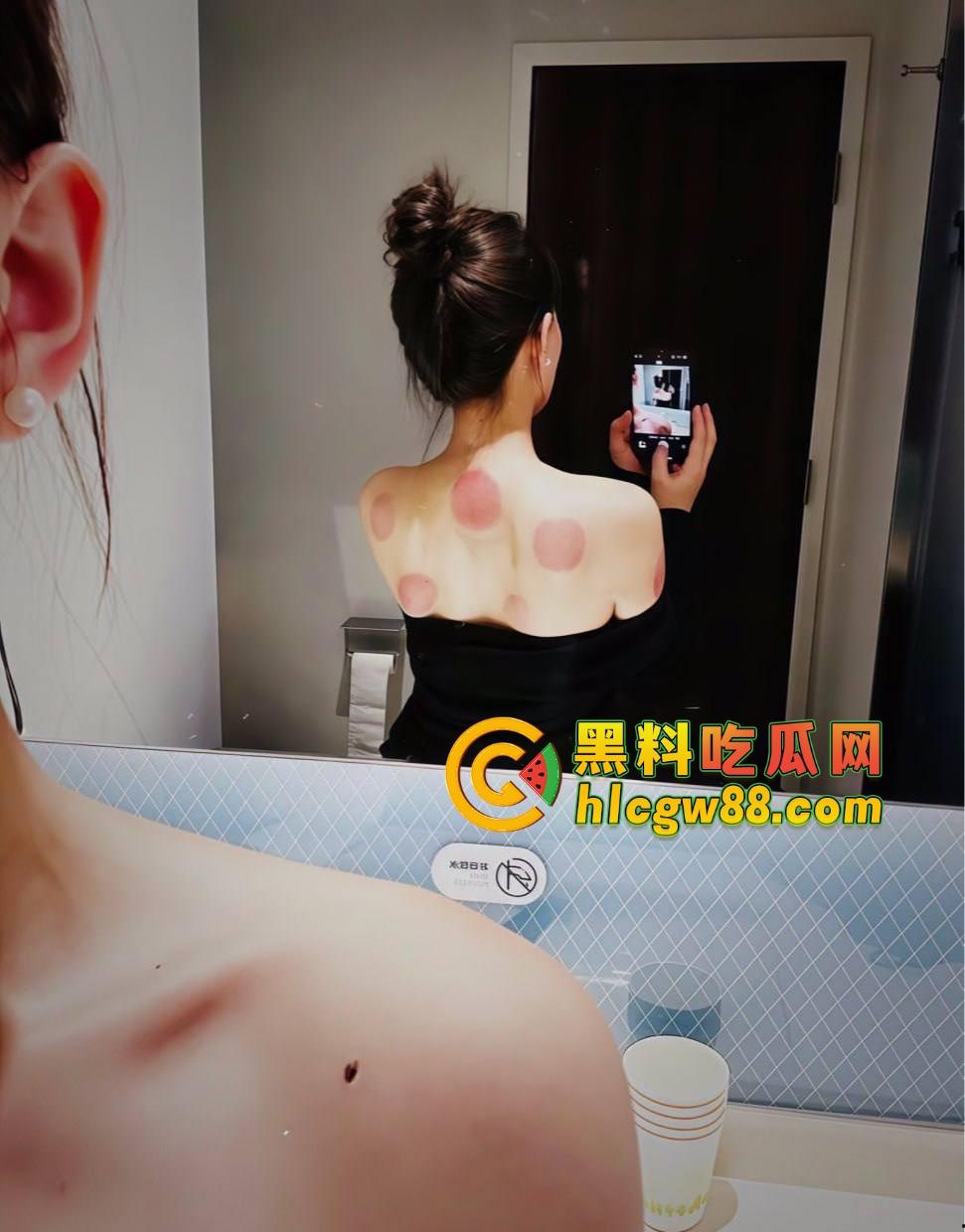 南航空姐『李梅』被大佬调教成空中性奴，飞行前真空服务顾客，航程中厕所抠逼自慰，下机还要穿制服接着干！-14