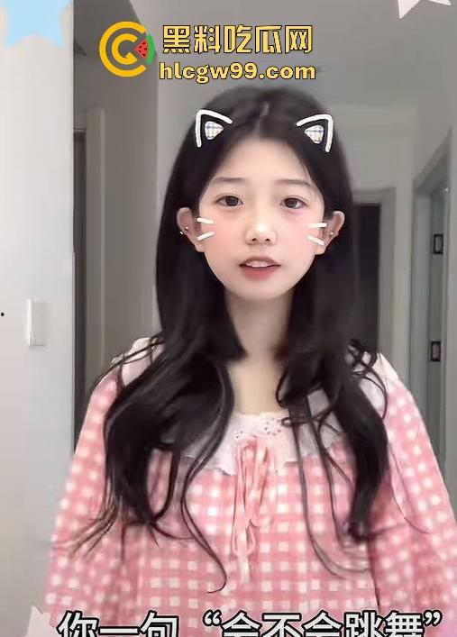 抖音清纯网红 【小妍my】榜一大哥私拍视频流出 隔着袜子舔自己的嫩足 表面乖巧小妹妹 私下这么淫荡！-8