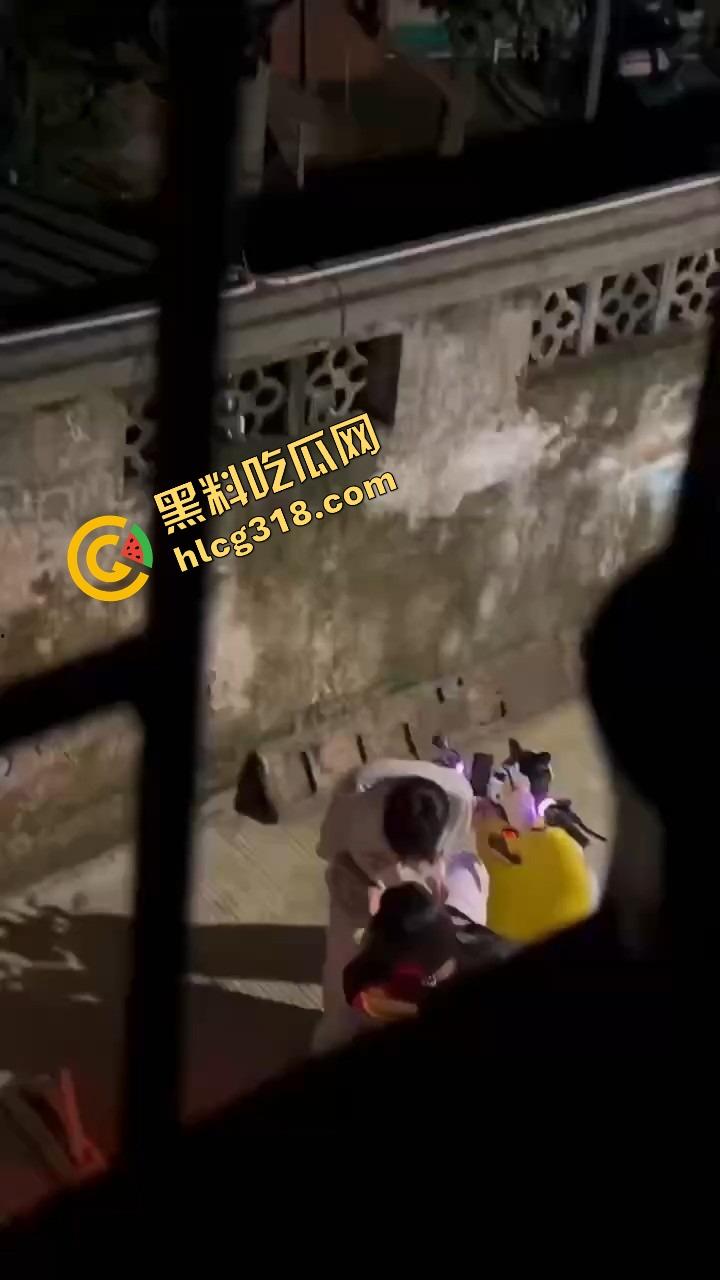 现在小年轻逼瘾太猛，骑小牛电动车都能车震，巷子里妹子张腿坐车上舔逼，随时随地吃海鲜上头！-5