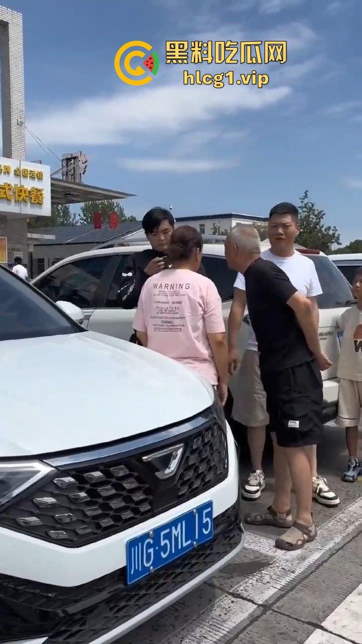 陕西汉中停车风波！男子遭一群老逼登堵车辱骂，扬言不删视频就弄死你！-6
