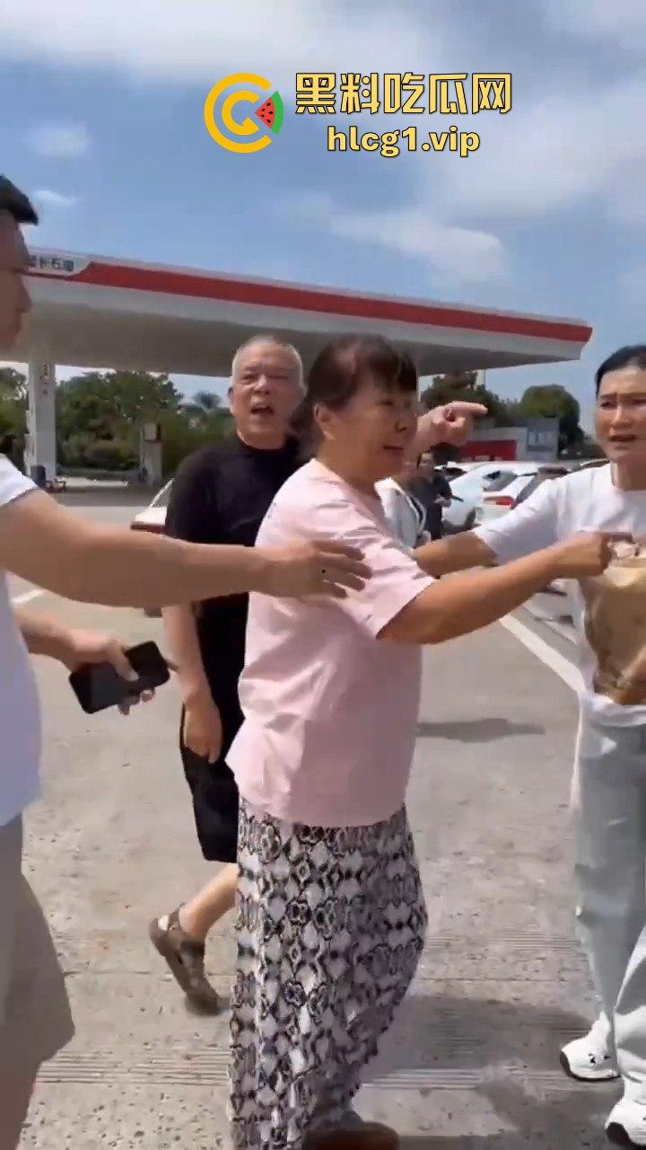 陕西汉中停车风波！男子遭一群老逼登堵车辱骂，扬言不删视频就弄死你！-8