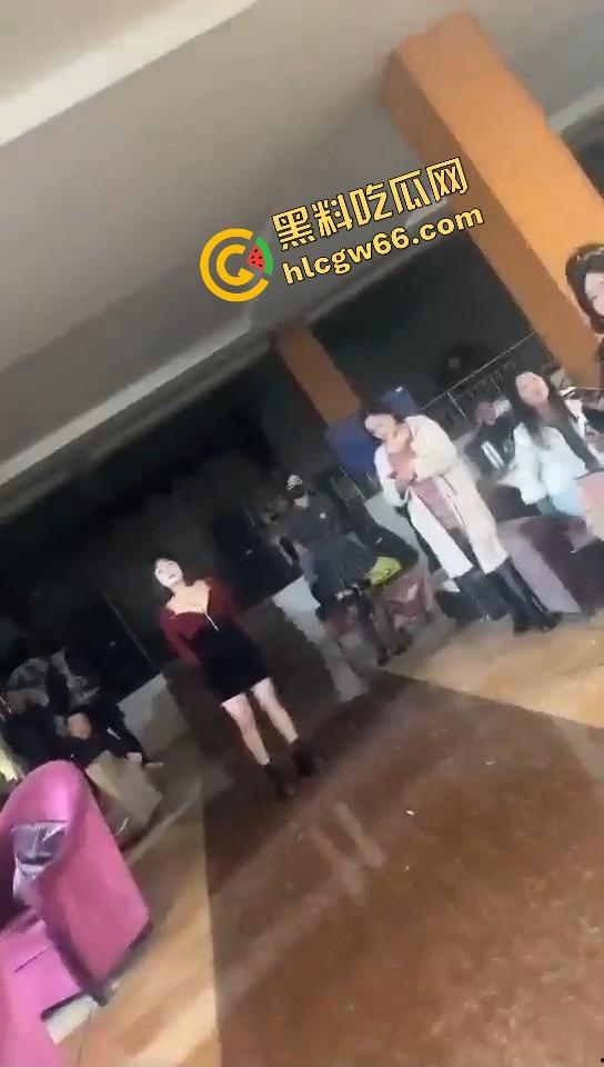 绵阳大青龙曝光，舞厅全关它还顶楼海选200一炮，出租车排百米，开房现场像炮展会！-9