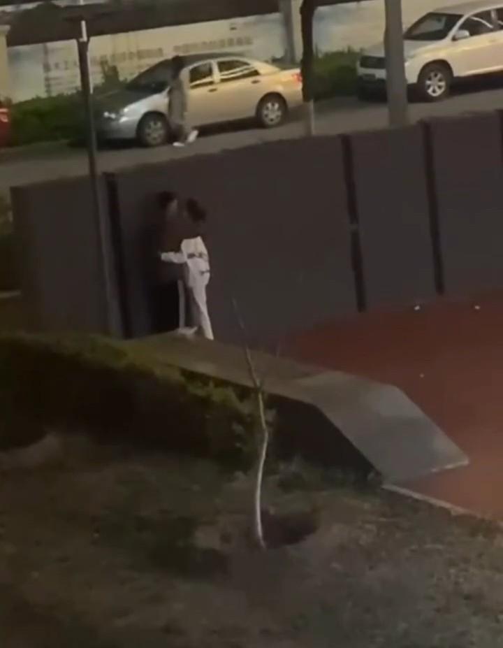 情到深处舔鸡巴 饥渴小情侣躲在围墙后激情吃鸡 路边监控拍下全程 就不能找个没人的地方？-7