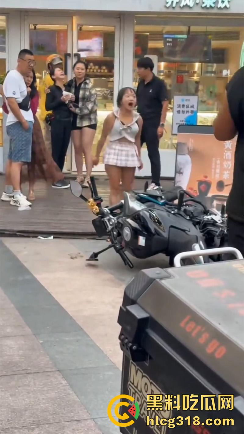 山东淄博疯批小土豆，往车主排气管塞酸辣粉，穿透明蕾丝内裤撒泼发疯，小穴都露出来了！-3