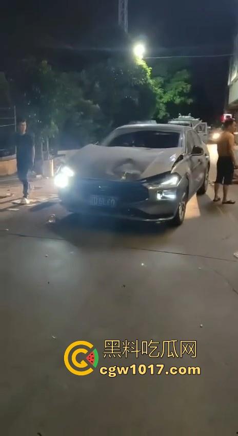 鬼火少年深夜惨遭横祸！深夜凌晨被醉酒司机撞了个倒头就睡，人都飞起来了，车的零件都着火了，极其惨烈！-10