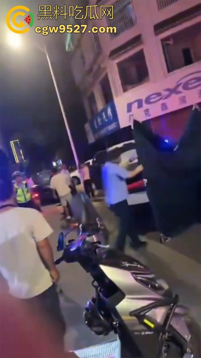 1200元引发杀身之祸，湖南新化梦梅街，一名宝马车主因不还钱，最终被人当街杀死，当老赖下场真惨啊！-7