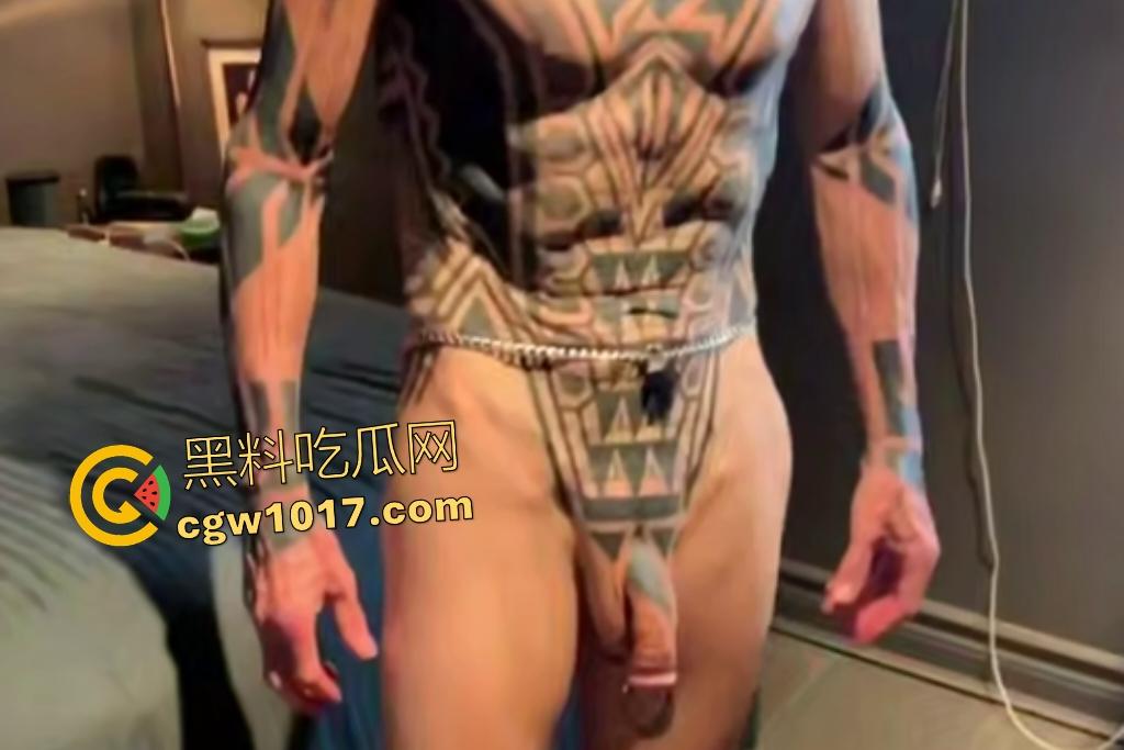 老外鸡巴改装极致虐玩，蛋蛋后穿环尿道直出塞满肉棒，还能站起如铁，插入前列腺丝毫不出血，金刚鸡巴！-7