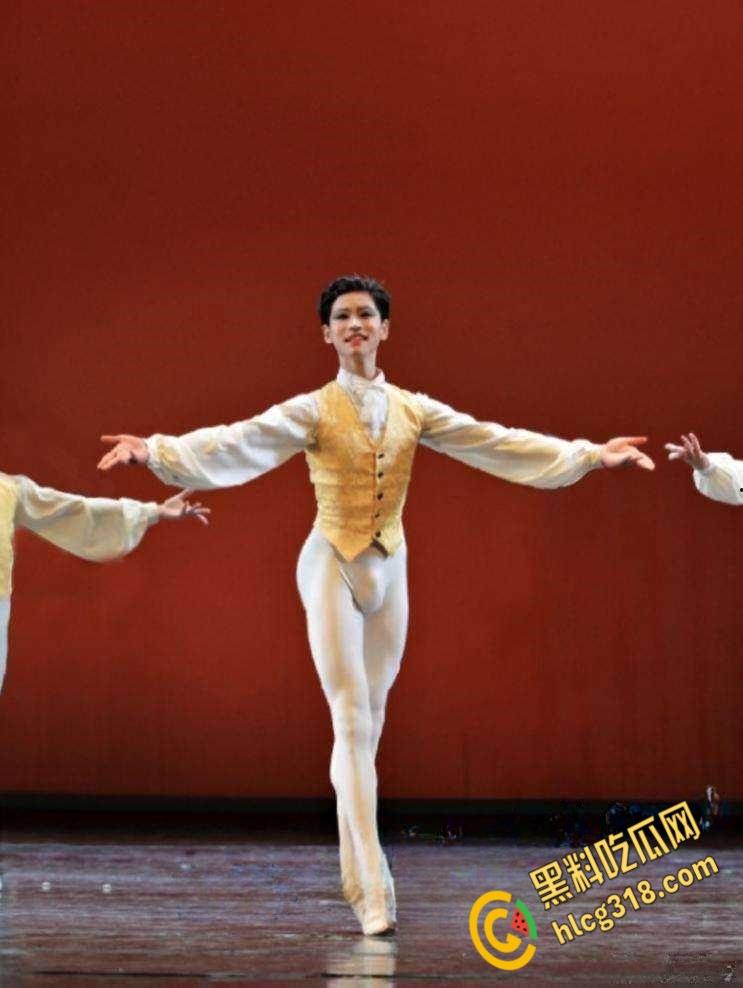 舞蹈职业学校包养成风，学芭蕾骚鸡巴撑破丝袜，艺术男的学芭蕾是给男同开肚操洞？！-5