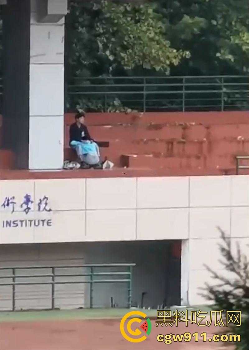 陕西工业职业技术学院，操场看台角落，一对狗男女大玩口交吃鸡，据说这男的还是骚逼男友的室友，玩的真花花啊！-3
