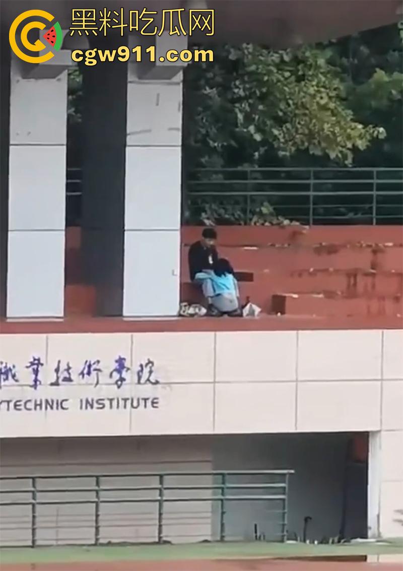 陕西工业职业技术学院，操场看台角落，一对狗男女大玩口交吃鸡，据说这男的还是骚逼男友的室友，玩的真花花啊！-4