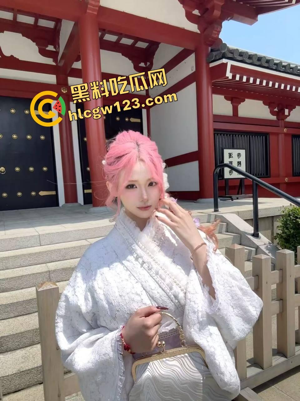 这夫妻太会玩，老婆前后开花，嘴伺候单男玩毒龙，屁股接力骑兵后入，老公只负责打光拍摄记录！-4