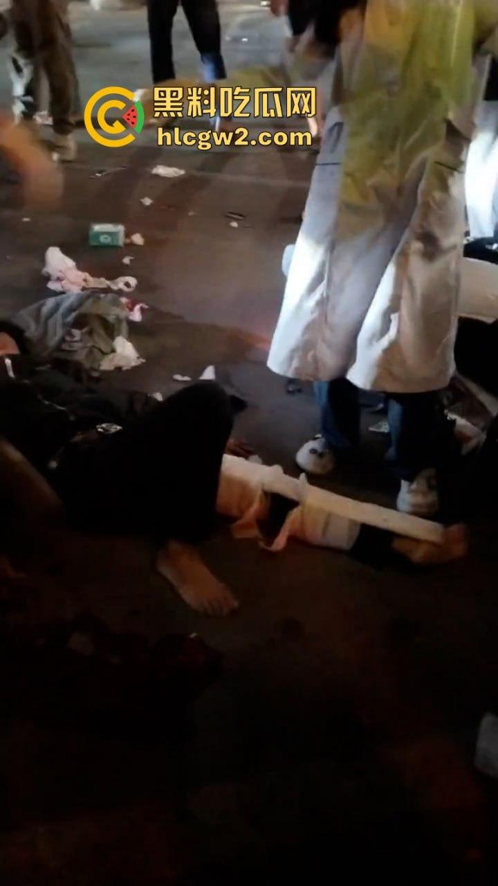 “晕倒前先把微信记录清一下！”潮汕东彩路精神小伙酒后驾摩托车狂飙酿车祸 不顾断腿先拿手机 这是有啥秘密啊？-1