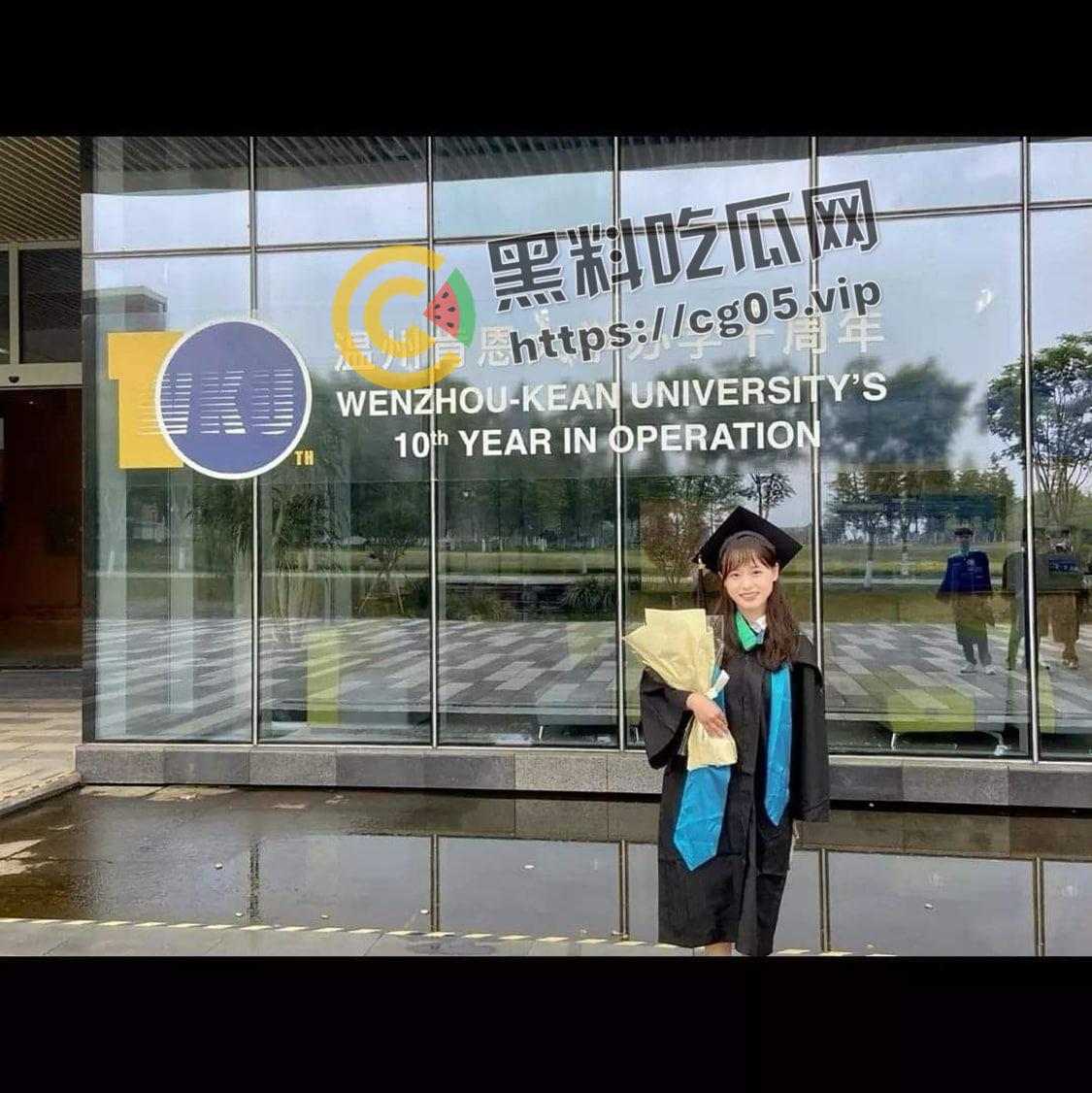 温州肯恩大学母狗【萧又齐】温州知名公交车 毕业季用身体报答男同学 喜欢多p 被调教 当老师面做任务 视频被流出-4