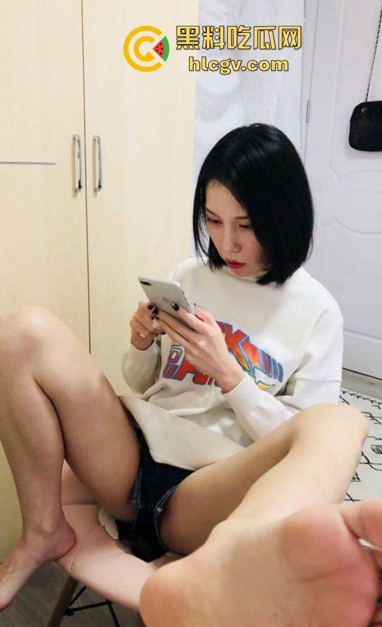 南充美女【李婉钰】被前男友曝光私密视频！黑丝长腿玩兴跳，长棍插穴骚气爆棚！-8