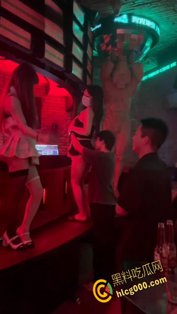 长沙酒吧爽翻天！嗨歌劲爆短裙热舞，亲嘴摸奶擦边撩骚，夜生活还得看长沙，都摸屌了这谁忍得住 ?-3