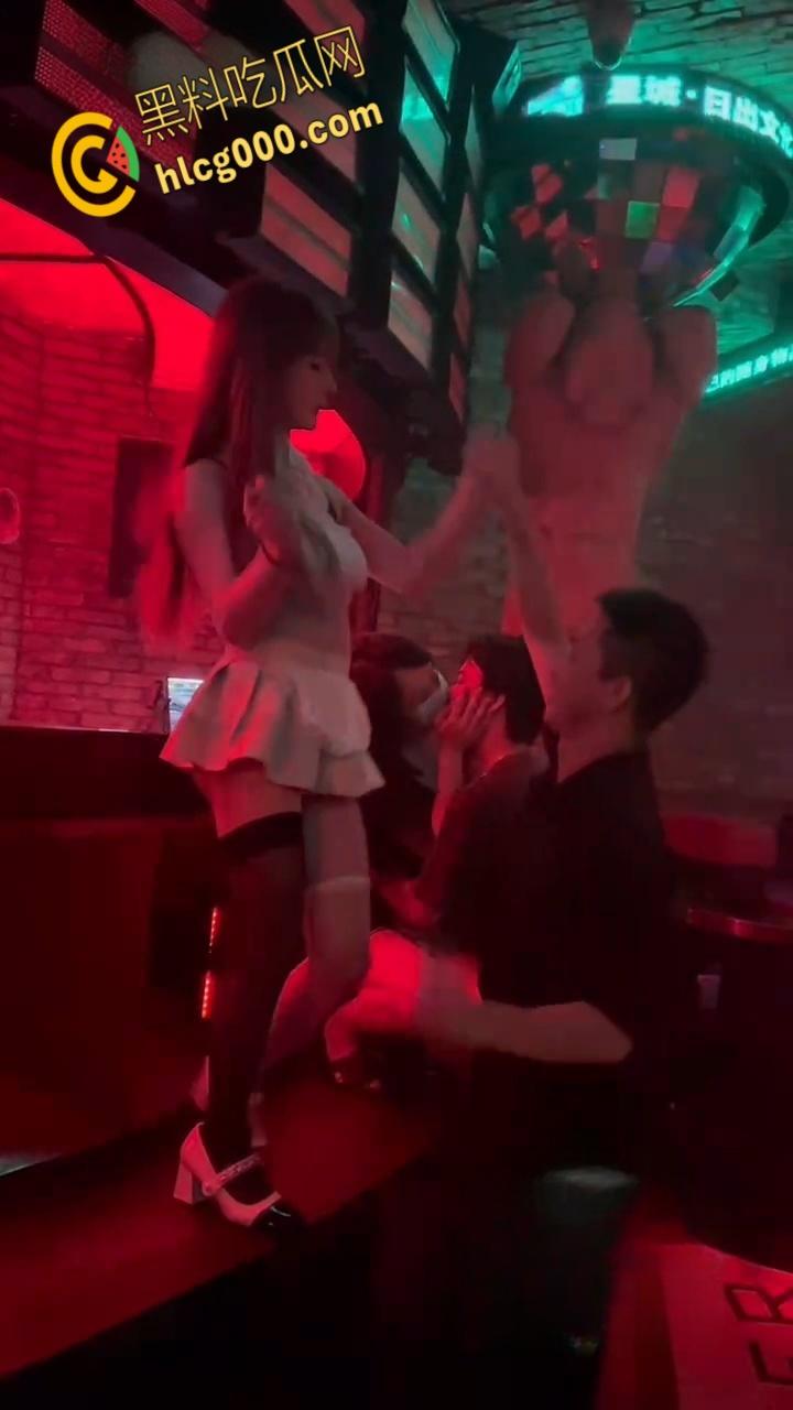 长沙酒吧爽翻天！嗨歌劲爆短裙热舞，亲嘴摸奶擦边撩骚，夜生活还得看长沙，都摸屌了这谁忍得住 ?-4