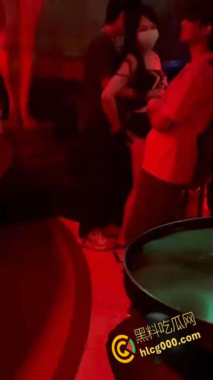 长沙酒吧爽翻天！嗨歌劲爆短裙热舞，亲嘴摸奶擦边撩骚，夜生活还得看长沙，都摸屌了这谁忍得住 ?-5