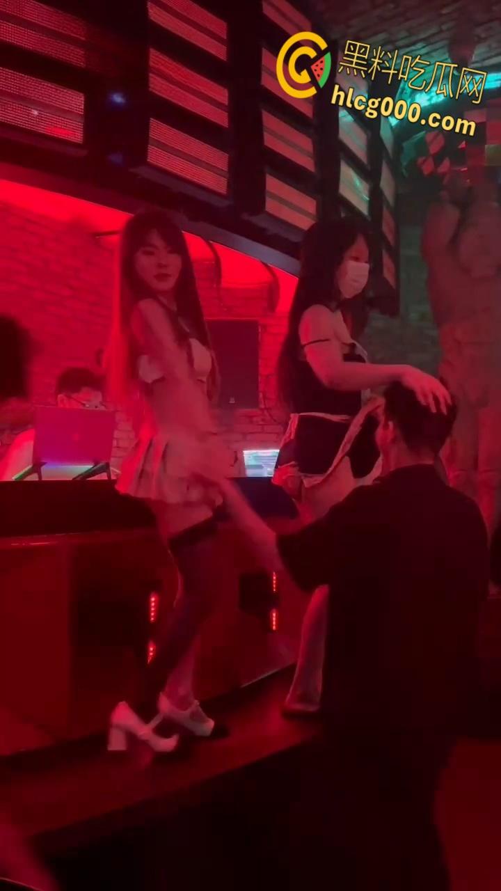 长沙酒吧爽翻天！嗨歌劲爆短裙热舞，亲嘴摸奶擦边撩骚，夜生活还得看长沙，都摸屌了这谁忍得住 ?-7