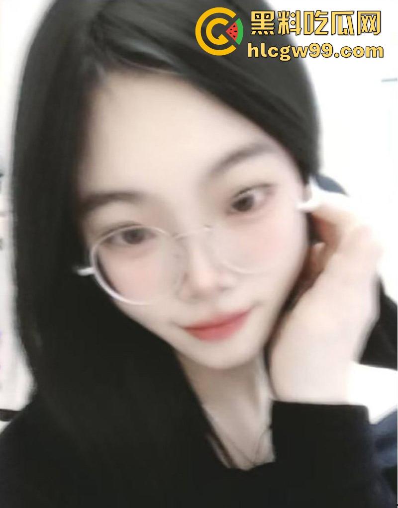 三亚反差眼镜妹【魏伊伊】性爱视频曝光，吃鸡啪啪 翘臀白皙鲍鱼粉嫩，大白天在户外激情野战后入！-1