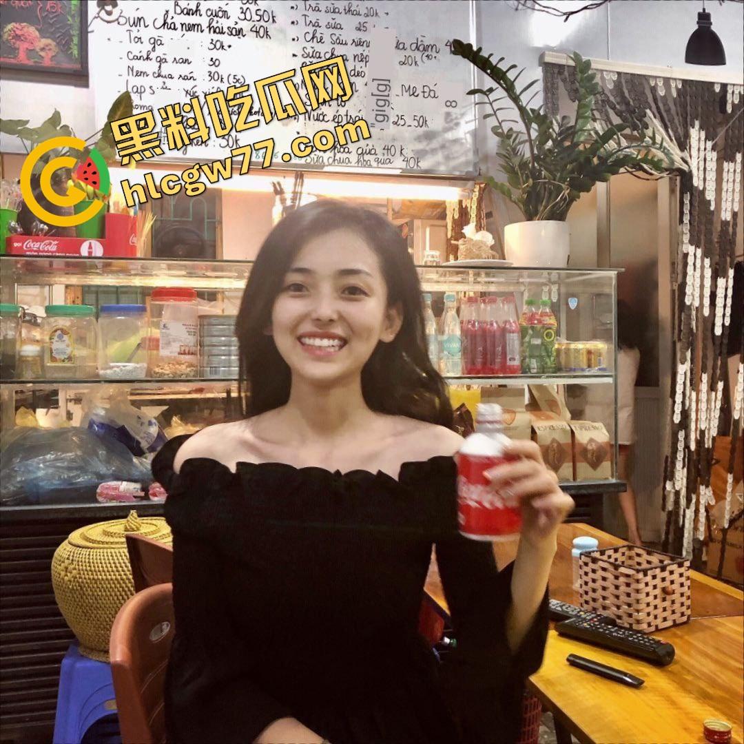 这学姐『沈芹』太TM骚，白天喝拿铁晚上扒着被人操得一滩水，奶头硬得像螺丝钉，后庭都主动送上来！-1