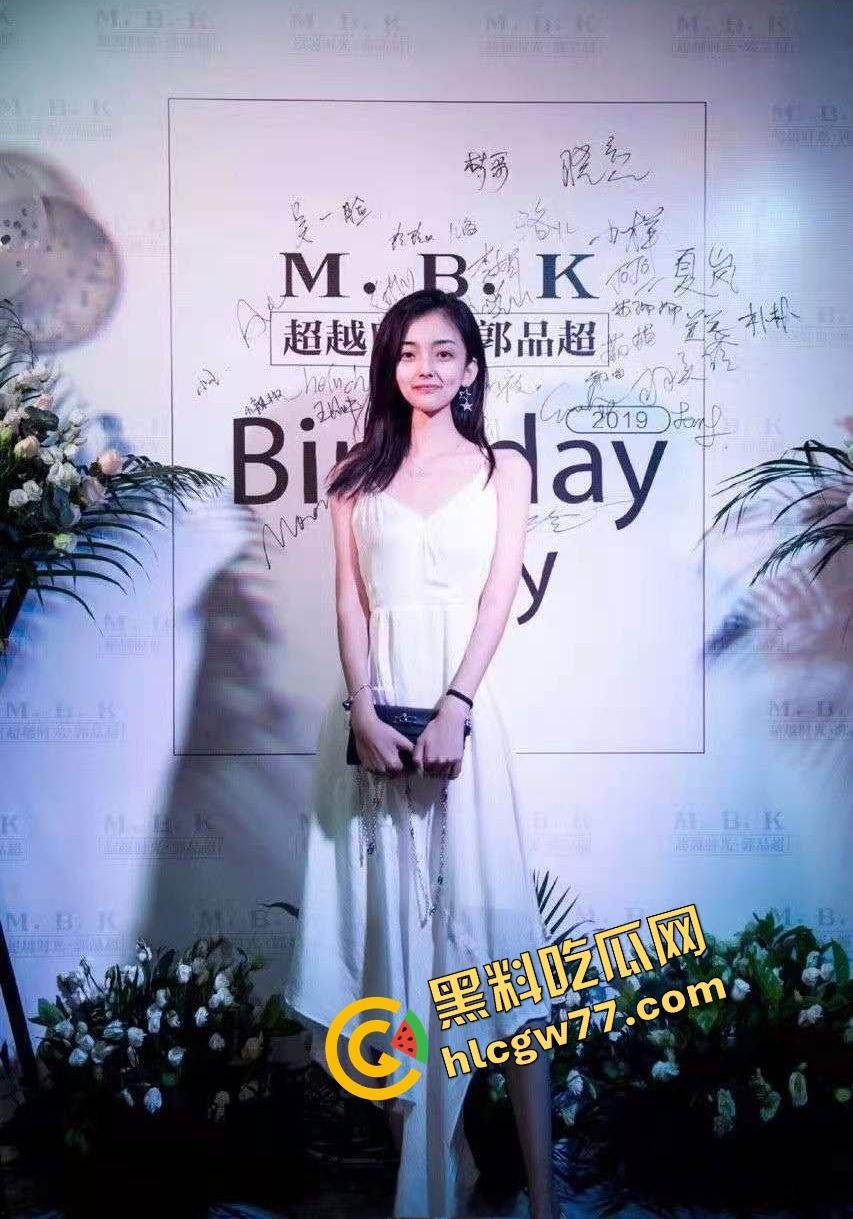 这学姐『沈芹』太TM骚，白天喝拿铁晚上扒着被人操得一滩水，奶头硬得像螺丝钉，后庭都主动送上来！-4