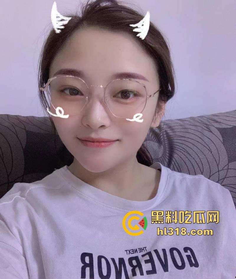 湖北恩施当地名妓【李雨春】无缝衔接多位炮友，人骚活好不粘人，一夜约多炮的眼镜母狗！-4