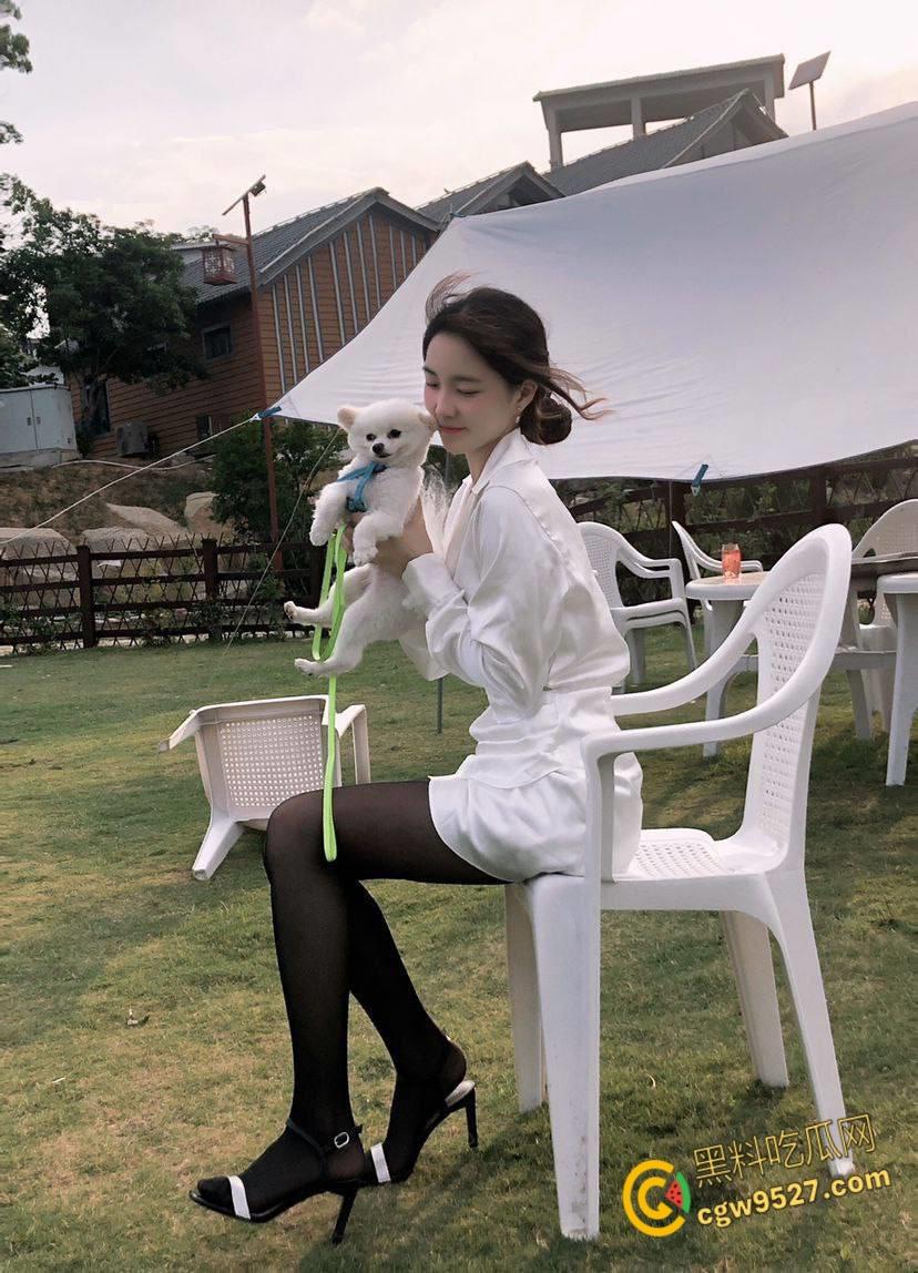 杭州清纯嫩妹【吴雨萌】，废物男友想上却硬不起来，细狗疲软只能脖子种草莓，好逼又被糟蹋了 !-2