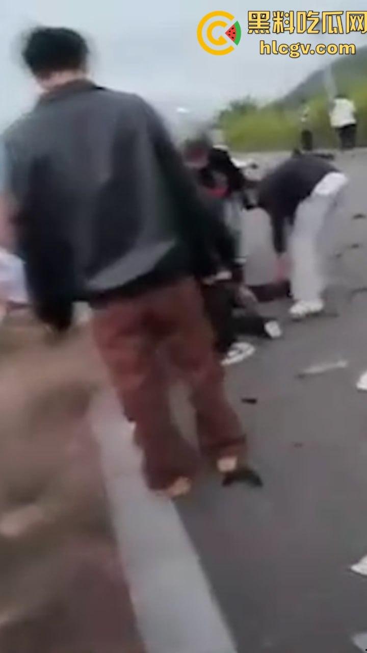 玩车就是玩命！两大学生借车带妹 超速飚车不慎相撞 一死一废-8