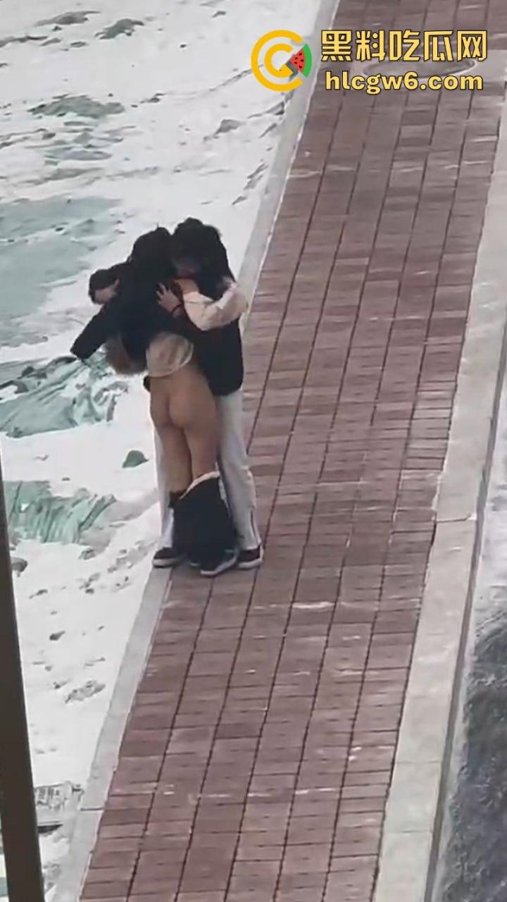 河南政法大学情侣闹脾气 女生一气之下当众脱衣 奶罩乱飞脱裤露逼 男友吓坏了 吃瓜群众看乐了！-5