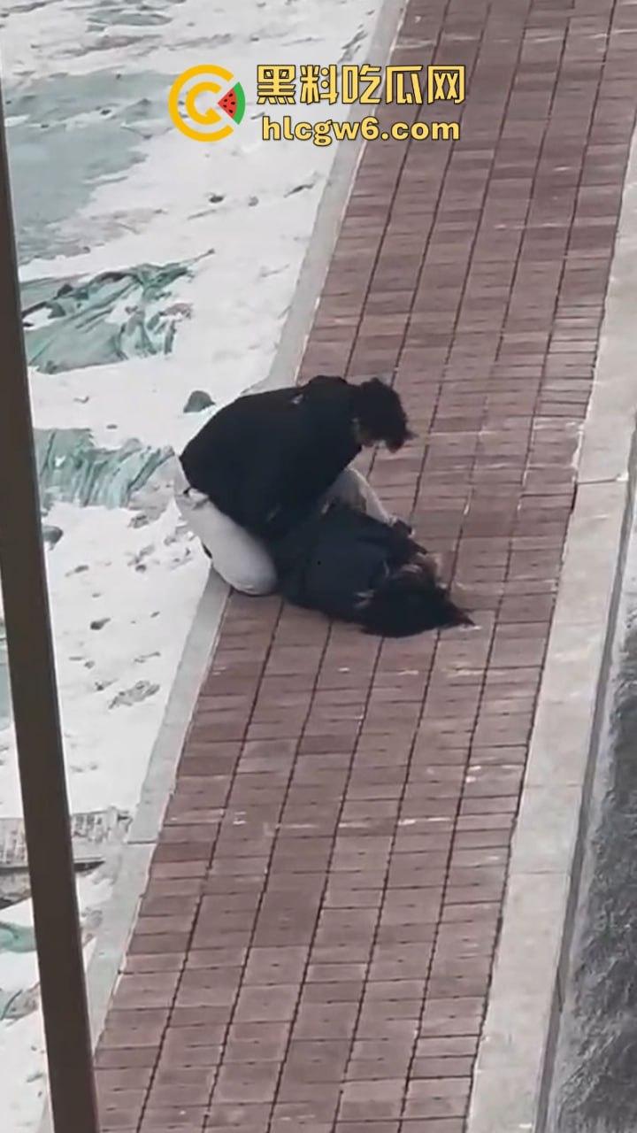 河南政法大学情侣闹脾气 女生一气之下当众脱衣 奶罩乱飞脱裤露逼 男友吓坏了 吃瓜群众看乐了！-6