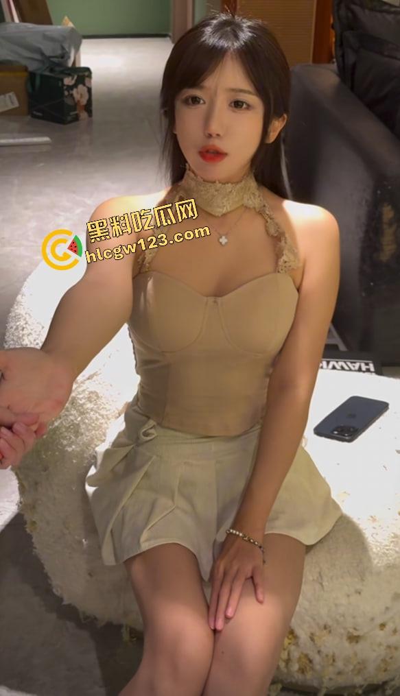 抖音回归首秀还没开『呆妹儿』先被前男友爆料干翻，开房洗澡视频实锤露脸，逼毛贴腿根，自己疯狂洗！-13