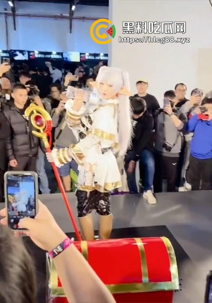 饥渴宅男的天堂！台湾漫展变性爱盛宴，近乎全裸福利姬勾得人硬邦邦，湾湾不要太爽了！-9