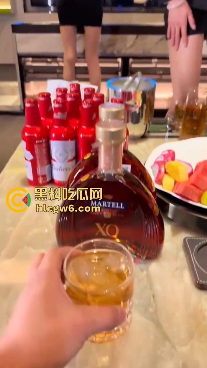 山东KTV传说中的行政套餐！天道酬勤的行政OL包臀裙女秘书，服务到位，难怪公务员考试报名人数年年创新高！-3