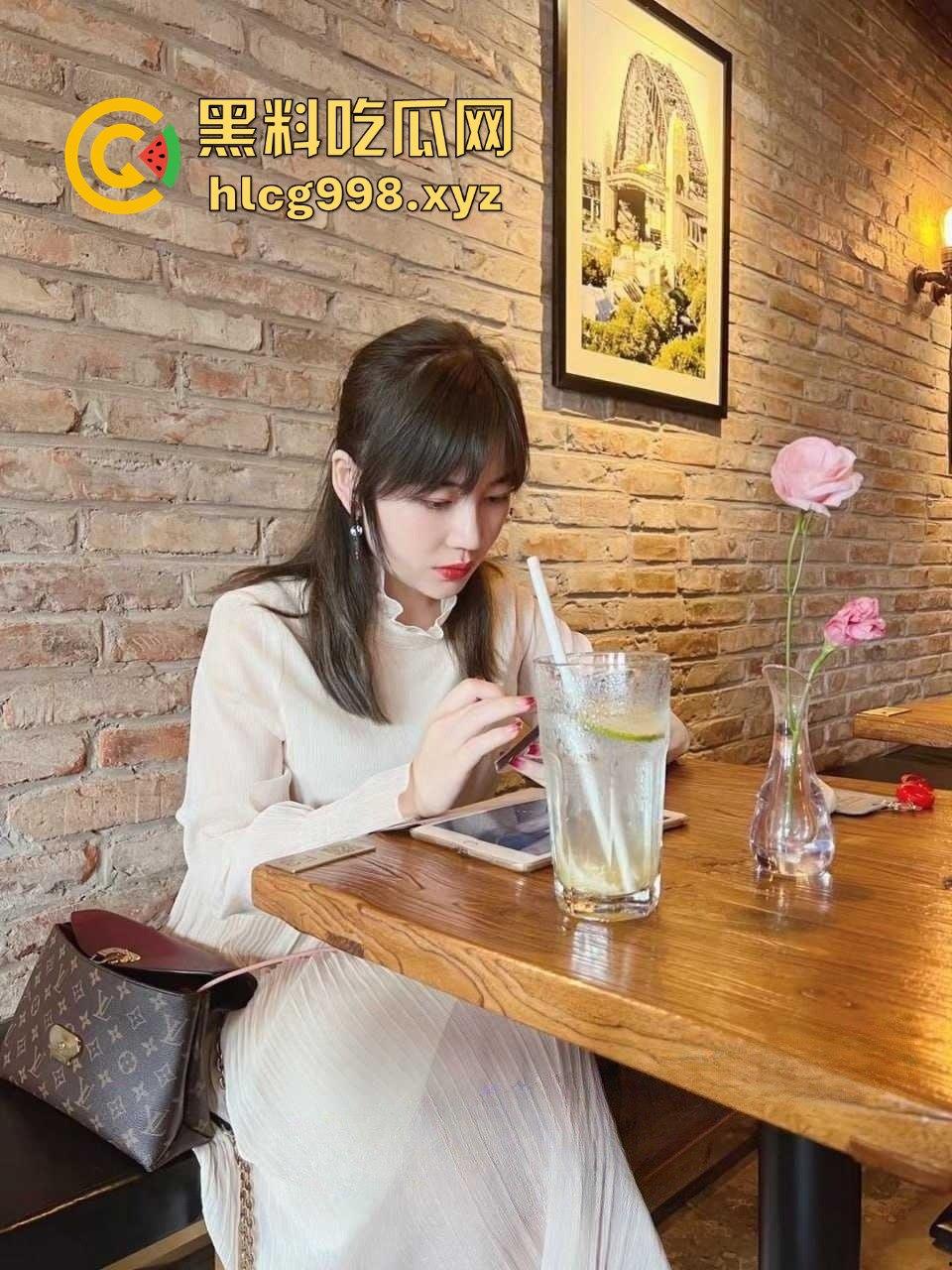 北京通州【蔡梦梦】抖音【摇花花】约炮视频爆出！银行白领骚得飞起，工作不耽误啪啪更不落下！-7