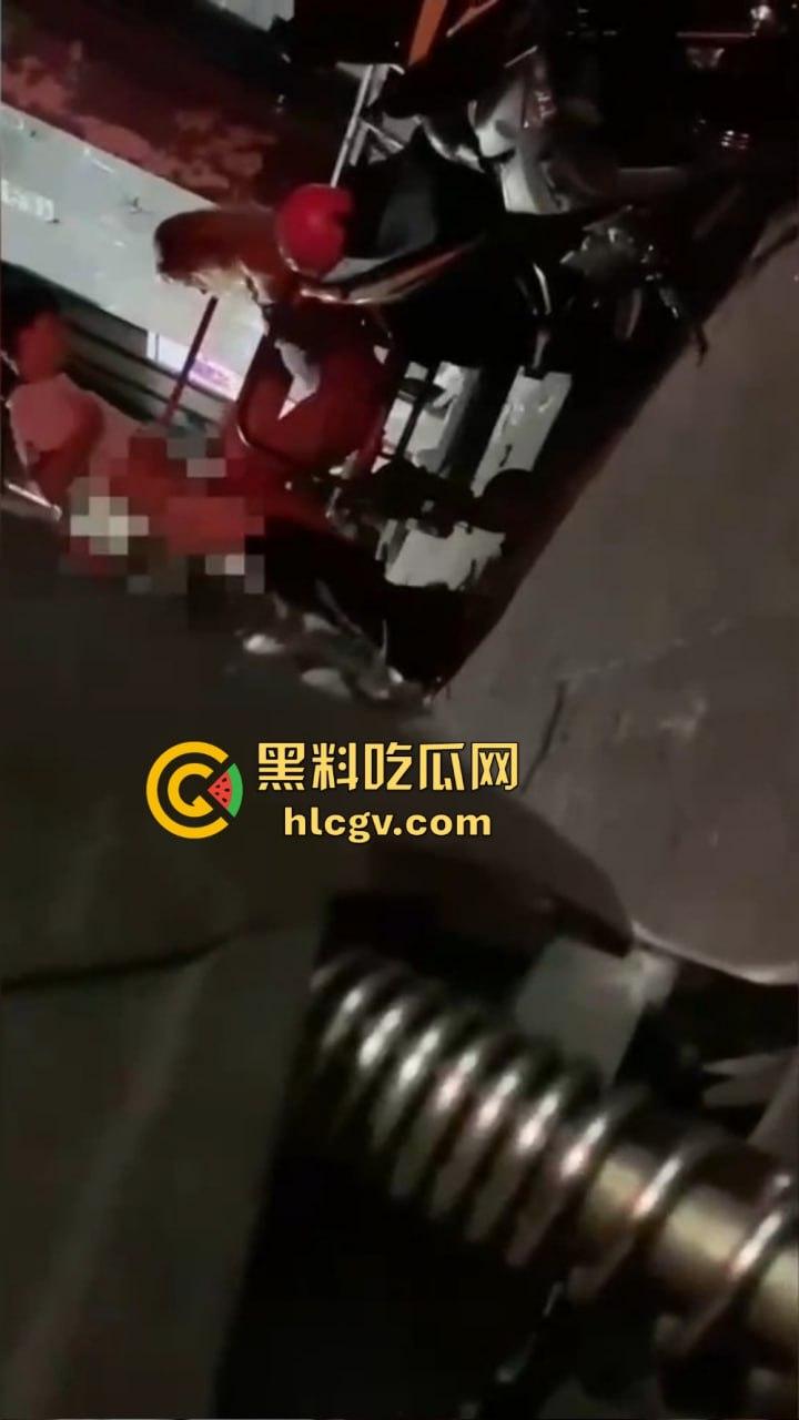 酒吧门口铁板车上的车震！网友冒死偷拍最后一摔直接笑出声，车都翻了还操个屁啊！这硬都硬不起来了吧！-9