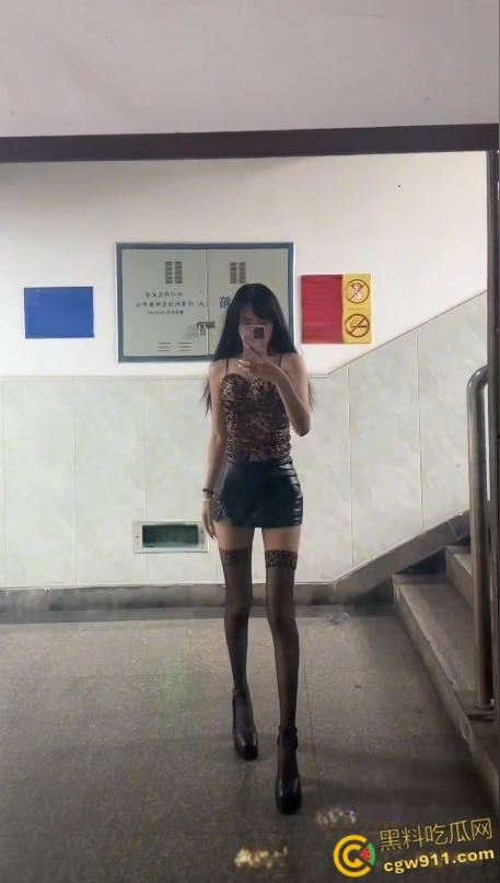 芜湖职业技术学院校花【陈雅萱】，清纯甜美学妹下海自慰，修长美腿JK黑丝自慰，被炮机操得高潮迭起娇喘连连 ！-4