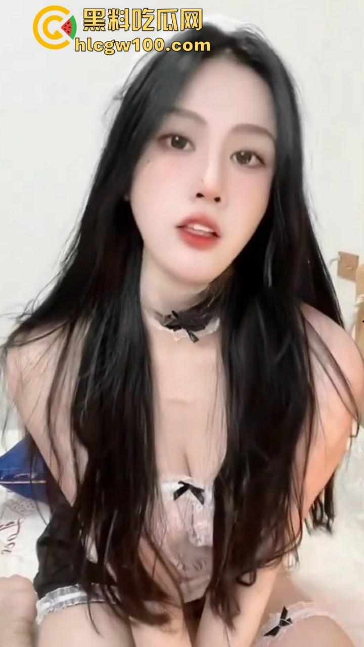 推特【zhuhentai】最抽象癫狂的骚母狗 摆出各种及其夸张的姿势和表情 再多看一眼我都怕她吃了我-9