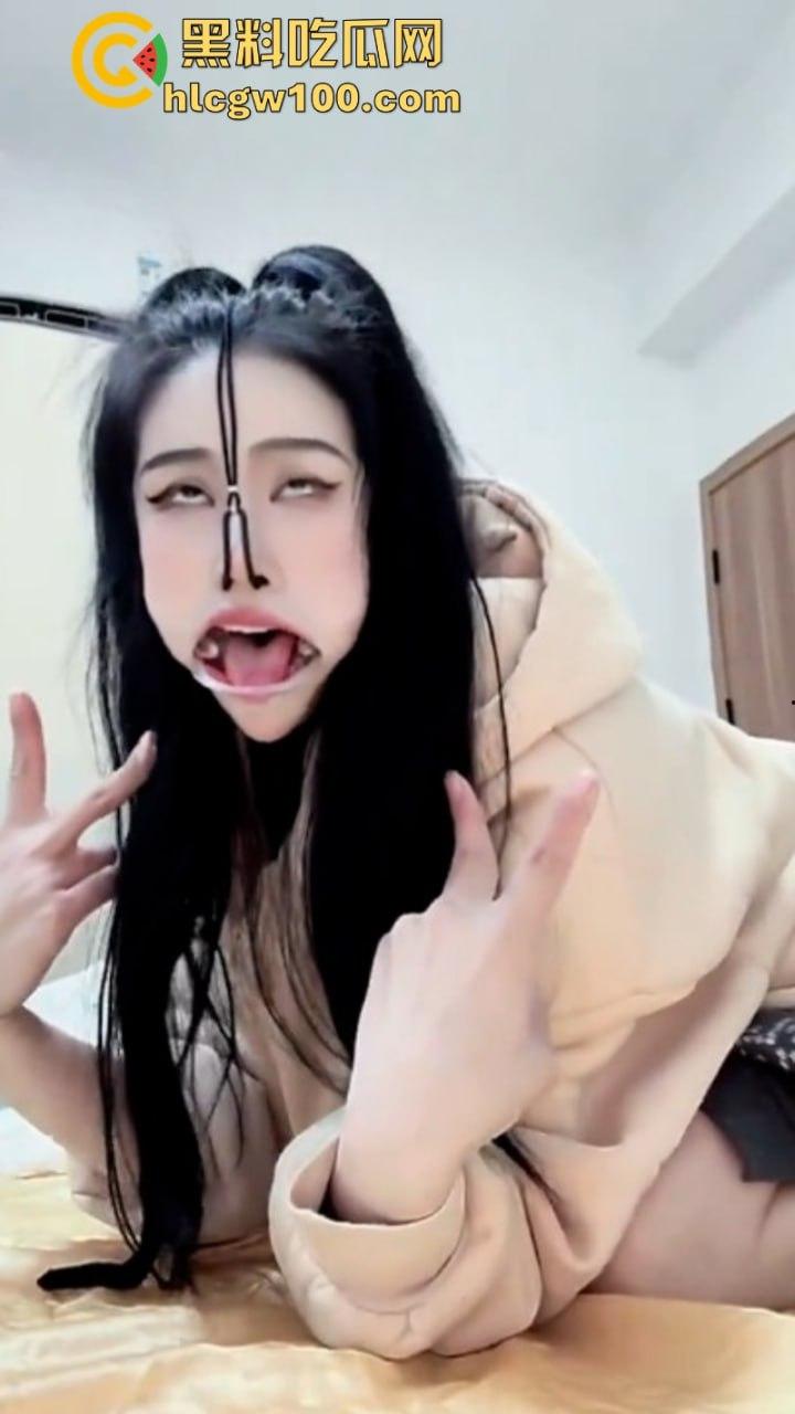 推特【zhuhentai】最抽象癫狂的骚母狗 摆出各种及其夸张的姿势和表情 再多看一眼我都怕她吃了我-14