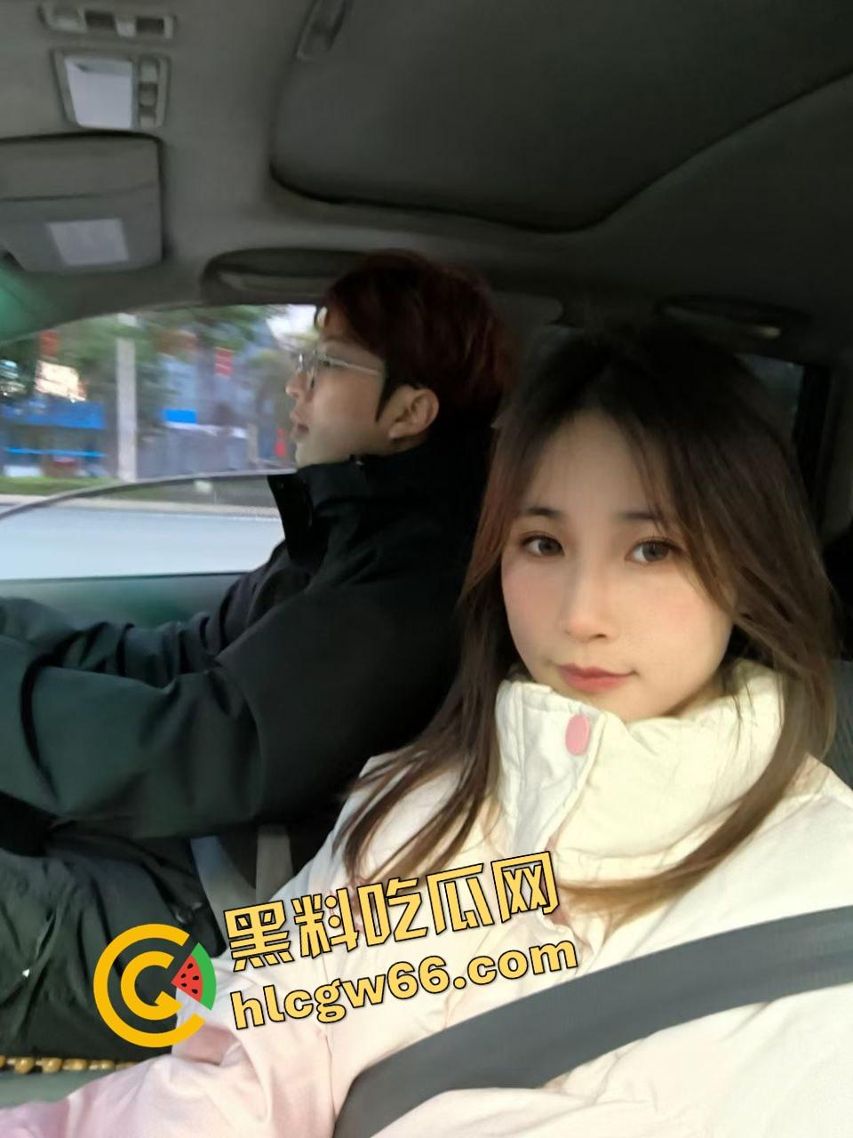 南通小姐姐爆闺蜜成都经济学院『李梦』勾引自己男友，嘴上说姐妹情深，私下跪地含男友鸡巴爽到叫出声！-5