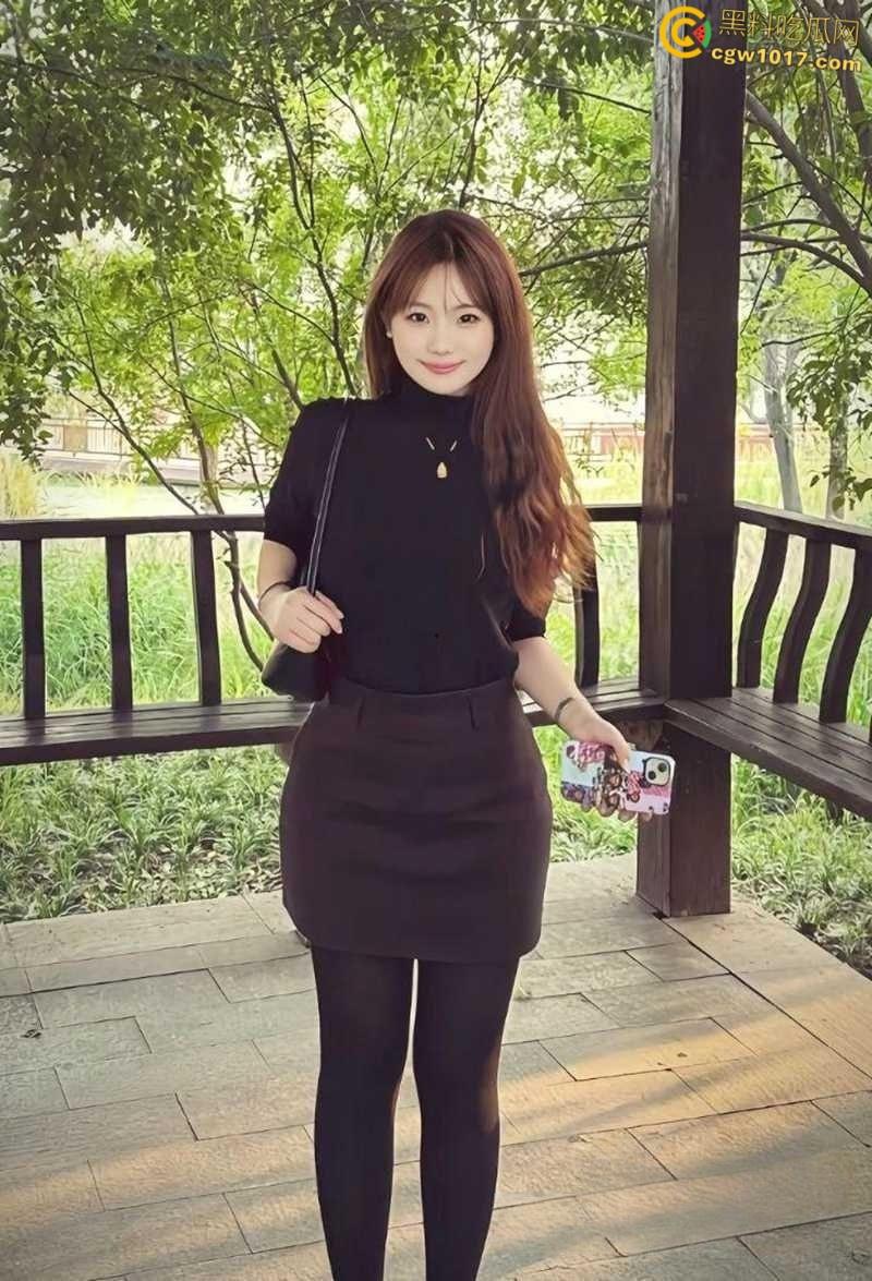 上海高颜值外围【郑亚馨】5万包夜卖身金主，高端会所群P淫片曝光，露脸群交被三男颜射！-2