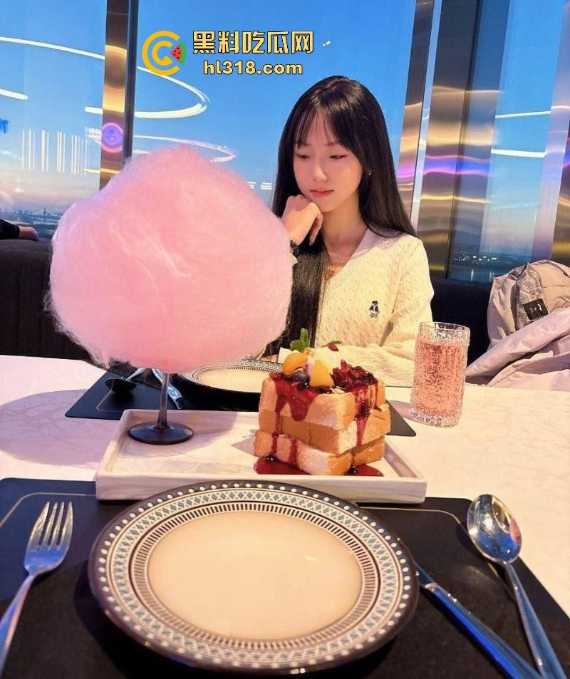 浙江大学校花【林菲】私密视频流出，高颜值女大多种制服诱惑，露脸反差的骚样让人心痒痒！-2