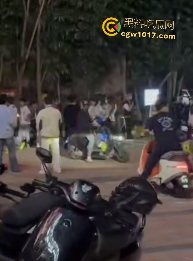 广州增城新塘万和百货，精神小伙鬼火约架，一刀捅死对方血流比杀猪水还多，大爷看戏被撵，哪凉快待着去！-2