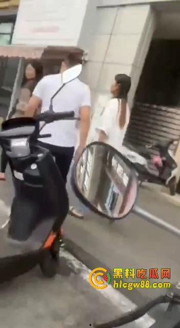 柳州精神小妹在线变刀妹，吵个架掏刀就捅，气势嚣张两刀下去直接教做人！你狂？刀妹更狂！-1