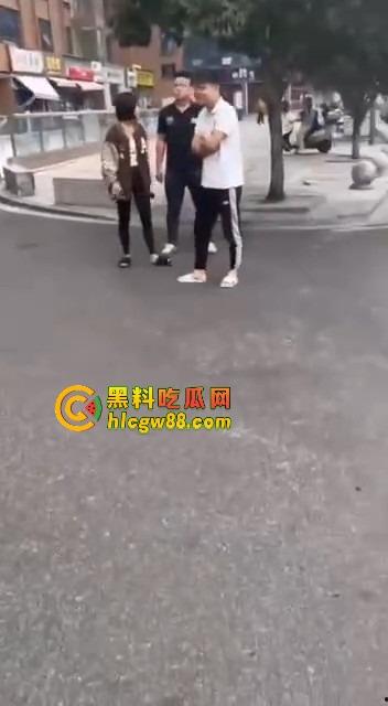 柳州精神小妹在线变刀妹，吵个架掏刀就捅，气势嚣张两刀下去直接教做人！你狂？刀妹更狂！-7