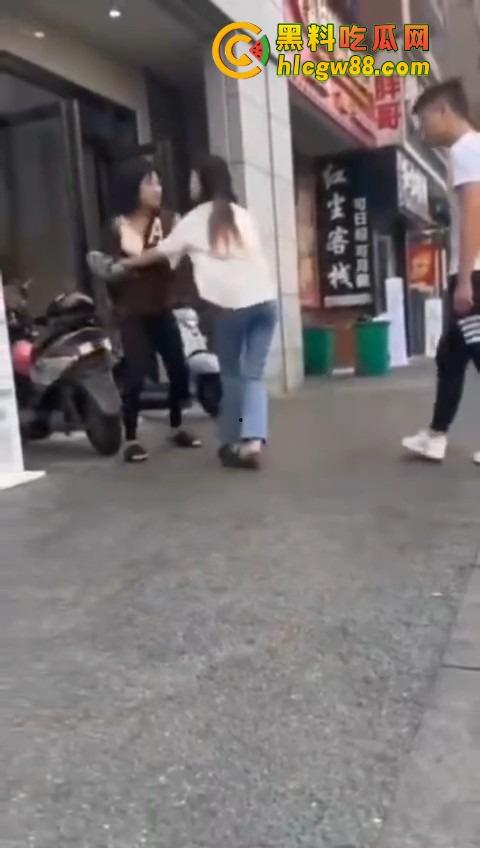 柳州精神小妹在线变刀妹，吵个架掏刀就捅，气势嚣张两刀下去直接教做人！你狂？刀妹更狂！-9