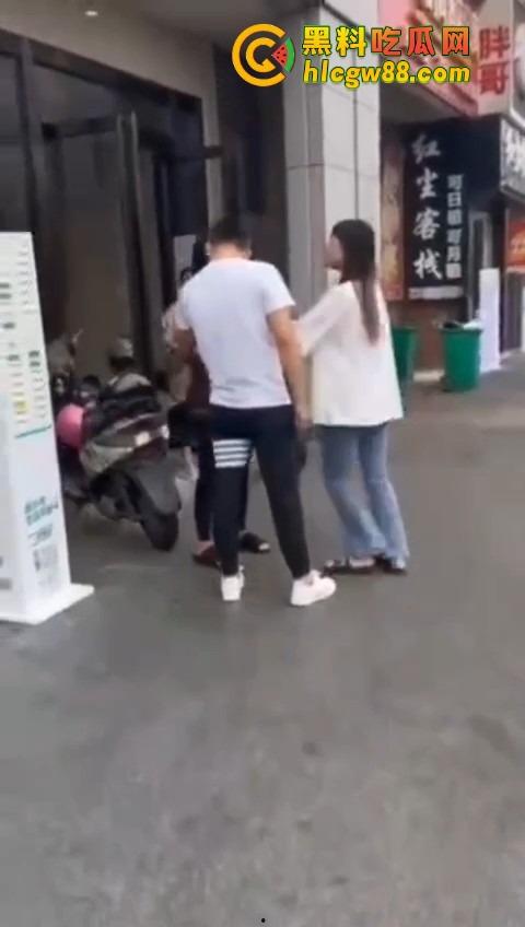 柳州精神小妹在线变刀妹，吵个架掏刀就捅，气势嚣张两刀下去直接教做人！你狂？刀妹更狂！-10