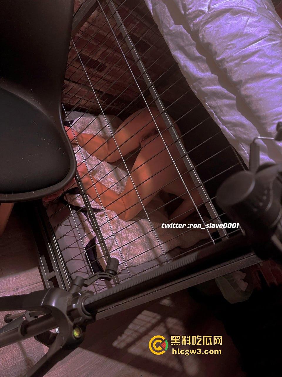 主人的雌犬【芳雪儿】反差萝莉被爆出，狗笼圈养、小狗蹲喝尿、户外捆绑鞭打，骚到极致的反差玩法！-7