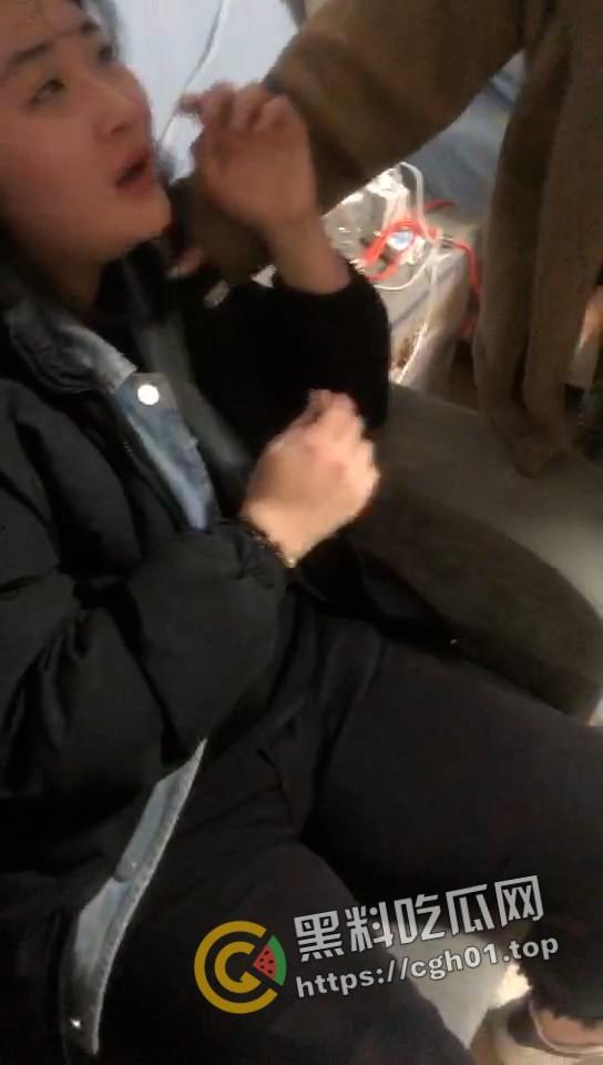 精神小伙版捉奸！暴揍狗男女 女的还是个小坦克 真佩服学弟冒着被揍得风险开坦克-9